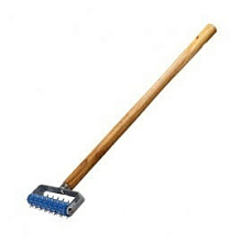 Валик игольчатый Stayer Professional для гипсокартона с деревянной рукояткой 150 мм